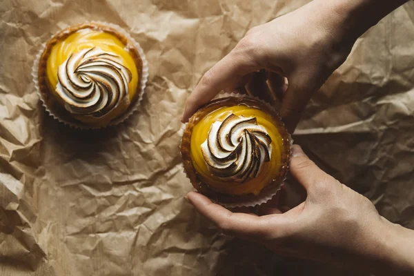 Limon pasta kadın elinde. Geleneksel Fransız tatlı pasta tart. Lezzetli, iştah açıcı, ev yapımı tatlı limon kremalı. Alan, closeup kopyalayın. Seçici odak. Tonda