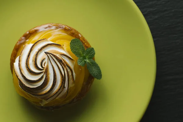 Limon pasta narenciye tablo. Geleneksel Fransız tatlı pasta tart. Lezzetli, iştah açıcı, ev yapımı tatlı limon kremalı. Alan, closeup kopyalayın. Seçici odak. Tonda