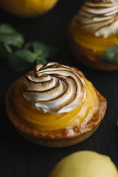 Torta de limão na mesa com frutas cítricas. Torta de pastelaria doce francesa tradicional. Deliciosa, apetitosa, sobremesa caseira com creme de limão. Espaço de cópia, close up. Foco seletivo. Tonificado — Fotografia de Stock