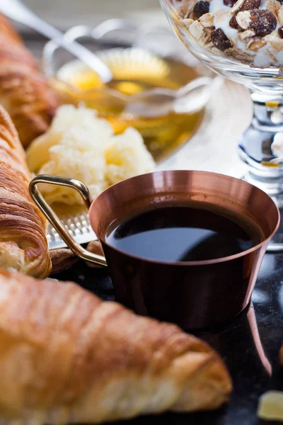 Colazione assortiti yogurt, muesli, caffè, succo di frutta, croissant, olive. Miscela antipasto con piatti del mattino. Cibo sano, fresco e delizioso su sfondo scuro — Foto Stock