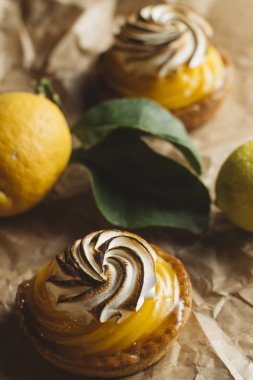 Limon pasta narenciye tablo. Geleneksel Fransız tatlı pasta tart. Lezzetli, iştah açıcı, ev yapımı tatlı limon kremalı. Alan, closeup kopyalayın. Seçici odak. Tonda