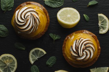 Limon pasta narenciye tablo. Geleneksel Fransız tatlı pasta tart. Lezzetli, iştah açıcı, ev yapımı tatlı limon kremalı. Alan, closeup kopyalayın. Seçici odak. Tonda