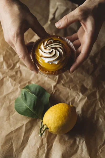 Limon pasta kadın elinde. Geleneksel Fransız tatlı pasta tart. Lezzetli, iştah açıcı, ev yapımı tatlı limon kremalı. Alan, closeup kopyalayın. Seçici odak. Tonda