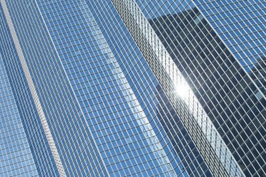 Gökdelenler Paris iş merkezi La Defense cephe cam. Kentsel mimari, modern ofis binaları. Arka plan gökyüzü yansıması ile. Şehir hayatı, Ekonomi ve mali kavramı