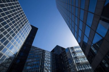 Paris iş içinde gökdelenler La Defense bölge. Cityscape modern binalar güneşli bir cam cephe ile. Kentsel mimari ve çağdaş şehir hayatı. Ekonomi, mali etkinlik kavramı