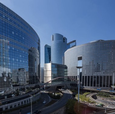 Paris iş içinde gökdelenler La Defense bölge. Cityscape modern binalar güneşli bir cam cephe ile. Kentsel mimari ve çağdaş şehir hayatı. Ekonomi, mali etkinlik kavramı