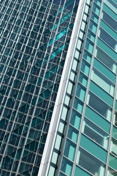 Ουρανοξύστες από γυαλί προσόψεις στο Παρίσι επιχειρηματικό κέντρο La Defense. Αστική αρχιτεκτονική, μοντέρνα κτίρια. Αφηρημένα φόντο με αντανάκλαση του ουρανού. Πόλη ζωή, οικονομία και οικονομικών έννοια — Φωτογραφία Αρχείου