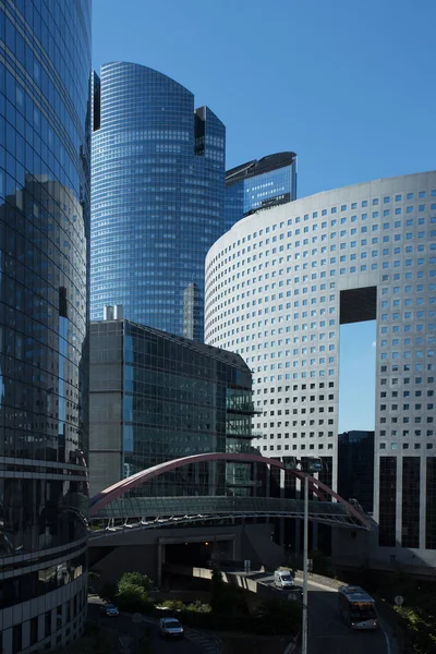 摩天大楼在巴黎商务区拉德芳斯。城市景观与玻璃幕墙的现代建筑，在阳光明媚的一天。城市建筑与当代城市生活。经济、 金融活动的概念 — 图库照片