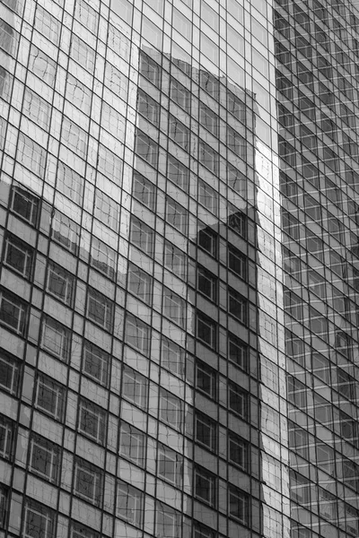 Wolkenkratzer Glasfassaden in Paris Business Center la Defense. städtische Architektur, moderne Bürogebäude. abstrakter Hintergrund mit Himmelsspiegelung. Wirtschaft, Finanzen Aktivitätskonzept. schwarz-weiß — Stockfoto