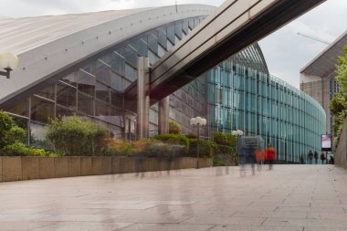 Paris, La Defense - 2016 olabilir. Alışveriş merkezinde Paris ticaret bölgesi. Cityscape modern binalar cam cepheler ile. Çağdaş kentsel mimari, Ekonomi, ticaret ve finansal faaliyet kavramı