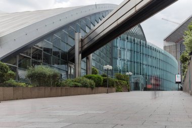 Paris, La Defense - 2016 olabilir. Alışveriş merkezinde Paris ticaret bölgesi. Cityscape modern binalar cam cepheler ile. Çağdaş kentsel mimari, Ekonomi, ticaret ve finansal faaliyet kavramı