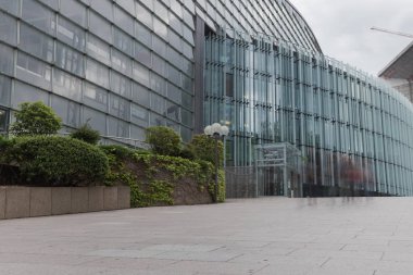 Paris, La Defense - 2016 olabilir. Alışveriş merkezinde Paris ticaret bölgesi. Cityscape modern binalar cam cepheler ile. Çağdaş kentsel mimari, Ekonomi, ticaret ve finansal faaliyet kavramı