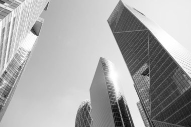 Paris iş içinde gökdelenler La Defense bölge. Cityscape modern binalar güneşli bir cam cephe ile. Kentsel mimari, şehir hayatı. Ekonomi, finansal faaliyet kavramı. Siyah ve beyaz