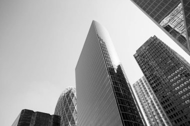 Paris iş içinde gökdelenler La Defense bölge. Cityscape modern binalar güneşli bir cam cephe ile. Kentsel mimari, şehir hayatı. Ekonomi, finansal faaliyet kavramı. Siyah ve beyaz