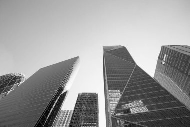 Paris iş içinde gökdelenler La Defense bölge. Cityscape modern binalar güneşli bir cam cephe ile. Kentsel mimari, şehir hayatı. Ekonomi, finansal faaliyet kavramı. Siyah ve beyaz