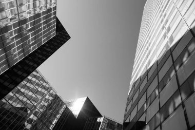 Paris iş içinde gökdelenler La Defense bölge. Cityscape modern binalar güneşli bir cam cephe ile. Kentsel mimari, şehir hayatı. Ekonomi, finansal faaliyet kavramı. Siyah ve beyaz