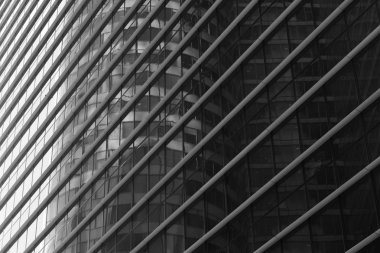 Gökdelenler Paris iş merkezi La Defense cephe cam. Kentsel mimari, modern ofis binaları. Arka plan gökyüzü yansıması ile. Ekonomi, mali etkinlik kavramı. Siyah ve beyaz