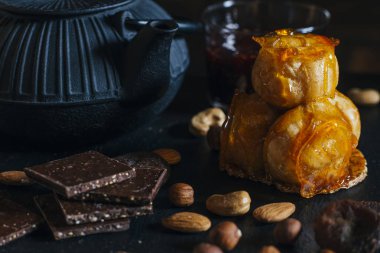 Krem puf kek karamelli krema ve çikolata parçaları. Geleneksel Fransız ve İtalyan pasta. Lezzetli tatlı. Tonda