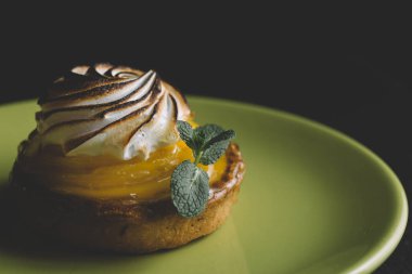 Limon pasta narenciye tablo. Geleneksel Fransız tatlı pasta tart. Lezzetli, iştah açıcı, ev yapımı tatlı limon kremalı. Alan, closeup kopyalayın. Seçici odak. Tonda