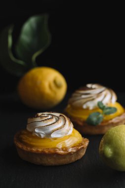 Limon pasta narenciye tablo. Geleneksel Fransız tatlı pasta tart. Lezzetli, iştah açıcı, ev yapımı tatlı limon kremalı. Alan, closeup kopyalayın. Seçici odak. Tonda