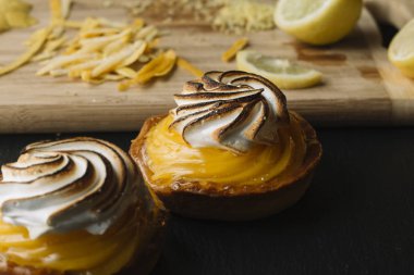 Limon pasta narenciye tablo. Geleneksel Fransız tatlı pasta tart. Lezzetli, iştah açıcı, ev yapımı tatlı limon kremalı. Alan, closeup kopyalayın. Seçici odak. Tonda