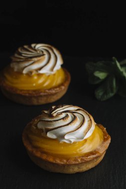 Limon pasta narenciye tablo. Geleneksel Fransız tatlı pasta tart. Lezzetli, iştah açıcı, ev yapımı tatlı limon kremalı. Alan, closeup kopyalayın. Seçici odak. Tonda