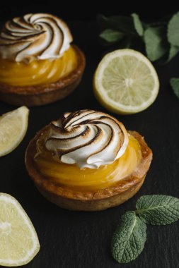 Limon pasta narenciye tablo. Geleneksel Fransız tatlı pasta tart. Lezzetli, iştah açıcı, ev yapımı tatlı limon kremalı. Alan, closeup kopyalayın. Seçici odak. Tonda