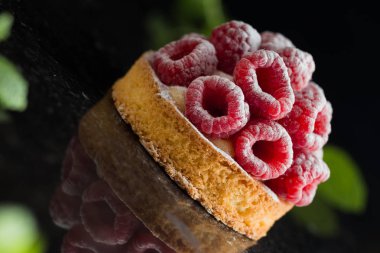 Ahududulu tart tatlı koyu arka plan üzerinde. Geleneksel Fransız tatlı pasta. Lezzetli, iştah açıcı, ev yapımı Pasta krema, taze meyveler ve meyve ile. Alan, closeup kopyalayın. Seçici odak