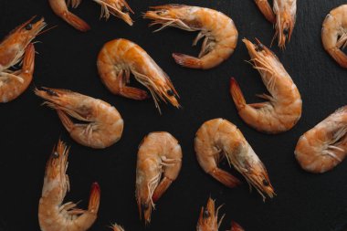 Siyah arka plan üzerine karides. Lezzetli deniz ürünleri meze haşlama veya ızgara baharatlar ile servis. Yakın çekim. Üstten Görünüm