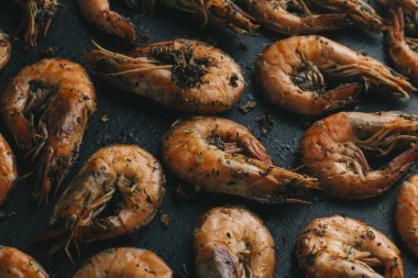 Siyah arka plan üzerine karides. Lezzetli deniz ürünleri meze haşlama veya ızgara baharatlar ile servis. Yakın çekim. Üstten Görünüm