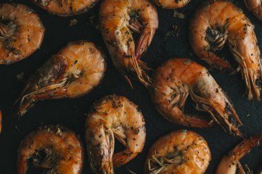 Siyah arka plan üzerine karides. Lezzetli deniz ürünleri meze haşlama veya ızgara baharatlar ile servis. Yakın çekim. Üstten Görünüm