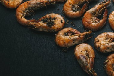 Siyah arka plan üzerine karides. Lezzetli deniz ürünleri meze haşlama veya ızgara baharatlar ile servis. Yakın çekim. Üstten Görünüm