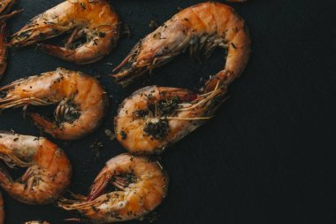 Siyah arka plan üzerine karides. Lezzetli deniz ürünleri meze haşlama veya ızgara baharatlar ile servis. Yakın çekim. Üstten Görünüm