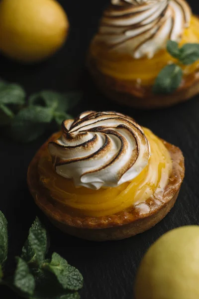 Torta de limão na mesa com frutas cítricas. Torta de pastelaria doce francesa tradicional. Deliciosa, apetitosa, sobremesa caseira com creme de limão. Espaço de cópia, close up. Foco seletivo. Tonificado — Fotografia de Stock