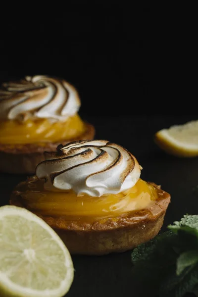 Torta de limão na mesa com frutas cítricas. Torta de pastelaria doce francesa tradicional. Deliciosa, apetitosa, sobremesa caseira com creme de limão. Espaço de cópia, close up. Foco seletivo. Tonificado — Fotografia de Stock