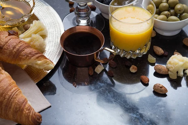 Desayuno surtido de yogur, granola, café, jugo, croissant, aceitunas. Aperitivo mezcla con platos de la mañana. Comida sana, fresca y deliciosa sobre fondo oscuro —  Fotos de Stock