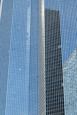 Gökdelenler Paris iş merkezi La Defense cephe cam. Kentsel mimari, modern ofis binaları. Arka plan gökyüzü yansıması ile. Şehir hayatı, Ekonomi ve mali kavramı