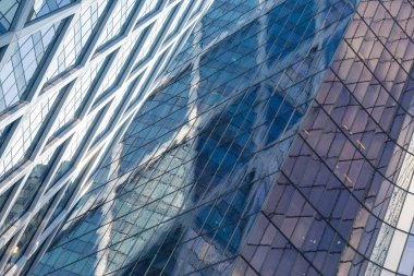 Gökdelenler Paris iş merkezi La Defense cephe cam. Kentsel mimari, modern ofis binaları. Arka plan gökyüzü yansıması ile. Şehir hayatı, Ekonomi ve mali kavramı