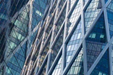 Gökdelenler Paris iş merkezi La Defense cephe cam. Kentsel mimari, modern ofis binaları. Arka plan gökyüzü yansıması ile. Şehir hayatı, Ekonomi ve mali kavramı