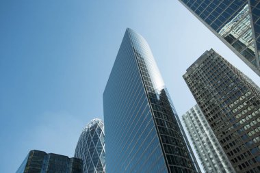 Paris iş içinde gökdelenler La Defense bölge. Cityscape modern binalar güneşli bir cam cephe ile. Kentsel mimari ve çağdaş şehir hayatı. Ekonomi, mali etkinlik kavramı