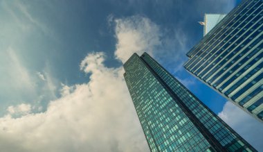 Paris iş içinde gökdelenler La Defense bölge. Cityscape modern binalar güneşli bir cam cephe ile. Kentsel mimari ve çağdaş şehir hayatı. Ekonomi, mali etkinlik kavramı