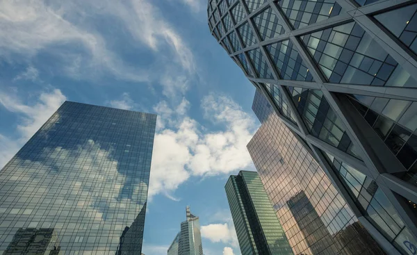 Rascacielos en el distrito financiero de París La Defense. Paisaje urbano con fachadas de vidrio de edificios modernos en un día soleado. Arquitectura urbana y vida urbana contemporánea. Economía, concepto de actividad financiera — Foto de Stock