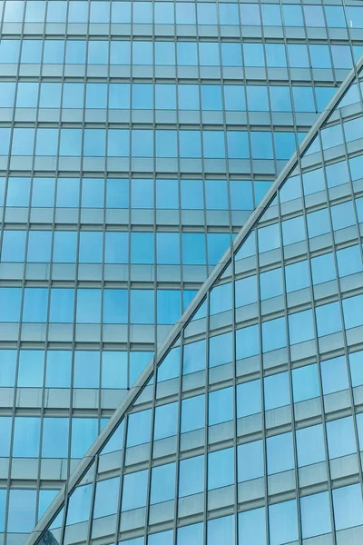 Wolkenkrabbers glazen gevels in Parijs zakencentrum La Defense. Stedelijke architectuur, moderne kantoorgebouwen. Abstracte achtergrond met hemel reflectie. Stad concept op het gebied van leven, economie en Financiën — Stockfoto