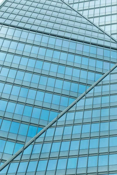 Wolkenkrabbers glazen gevels in Parijs zakencentrum La Defense. Stedelijke architectuur, moderne kantoorgebouwen. Abstracte achtergrond met hemel reflectie. Stad concept op het gebied van leven, economie en Financiën — Stockfoto
