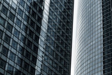 Gökdelenler Paris iş merkezi La Defense cephe cam. Kentsel mimari, modern ofis binaları. Arka plan gökyüzü yansıması ile. Şehir hayatı, Ekonomi ve mali kavramı