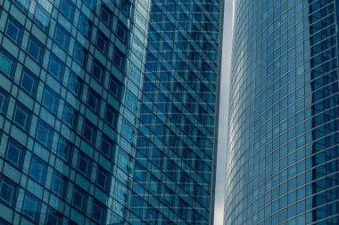 Gökdelenler Paris iş merkezi La Defense cephe cam. Kentsel mimari, modern ofis binaları. Arka plan gökyüzü yansıması ile. Şehir hayatı, Ekonomi ve mali kavramı
