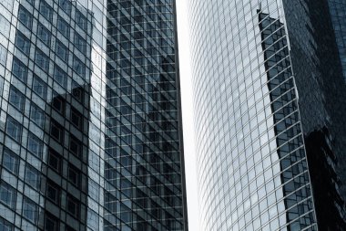 Gökdelenler Paris iş merkezi La Defense cephe cam. Kentsel mimari, modern ofis binaları. Arka plan gökyüzü yansıması ile. Şehir hayatı, Ekonomi ve mali kavramı