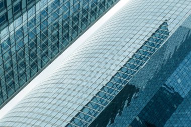 Gökdelenler Paris iş merkezi La Defense cephe cam. Kentsel mimari, modern ofis binaları. Arka plan gökyüzü yansıması ile. Şehir hayatı, Ekonomi ve mali kavramı