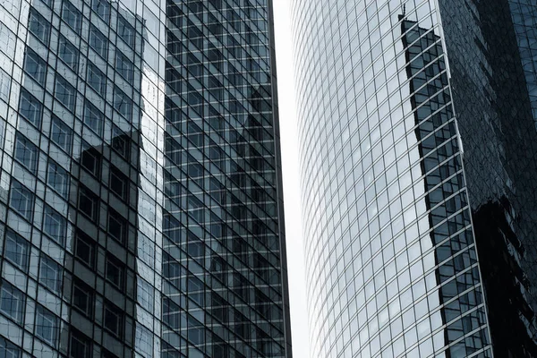 Gökdelenler Paris iş merkezi La Defense cephe cam. Kentsel mimari, modern ofis binaları. Arka plan gökyüzü yansıması ile. Şehir hayatı, Ekonomi ve mali kavramı