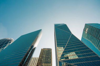 Paris iş içinde gökdelenler La Defense bölge. Cityscape modern binalar güneşli bir cam cephe ile. Kentsel mimari ve çağdaş şehir hayatı. Ekonomi, mali etkinlik kavramı